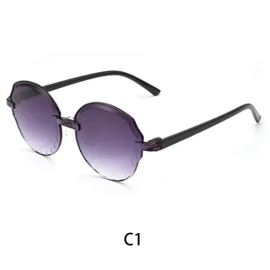 Occhiali da sole per bambini senza montatura sfumati viola con aste nere, stile colorato.