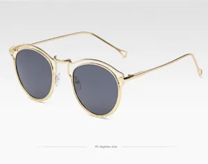 Vue rapprochée de lunettes de soleil rondes à monture en métal doré et verres noirs.