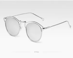 Lunettes de soleil élégantes à monture en métal argenté avec verres polarisés tendance.