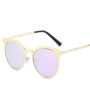 Modische Sonnenbrille mit Metallgestell und bunten Gläsern, idealer UV-Schutz für modebewusste.
