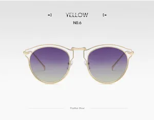 Lunettes de soleil polarisées tendance avec verres dégradés et double pont métallique.