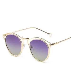 Lunettes de soleil rondes en métal tendance avec verres dégradés violets pour hommes et femmes.