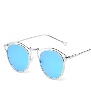 Lunettes de soleil rondes à monture en métal argenté avec verres réfléchissants bleus.
