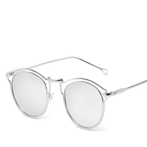 Lunettes de soleil rondes élégantes avec monture métallique pour hommes et femmes.