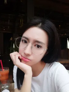 Nahaufnahme einer stylischen runden Brille mit klaren Gläsern im Vintage-Look für Damen.