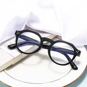 Klassische schwarze unregelmäßige optische Brille mit Blaulichtfilter und Retrorahmen.
