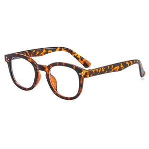 Gafas retro carey bloqueadoras de luz azul con montura redonda vintage y remaches chic.