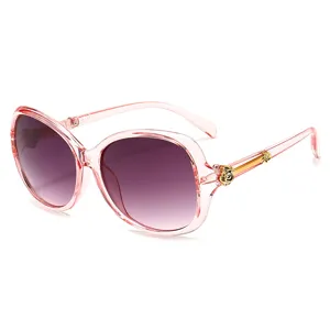 Occhiali da sole oversize rosa con lenti sfumate viola e bellissime astine con rose dorate.