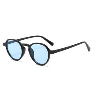 Moderne Retro-Sonnenbrille mit schwarzem Gestell und hellblauen Gläsern für den Alltag.