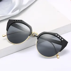 Lunettes de soleil rondes demi-monture élégantes avec protection UV et design chic.