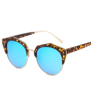 Lunettes de soleil polarisées tendance avec verres bleus et monture écaille et dorée.