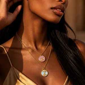 Squisita collana con ciondolo zodiacale multistrato in acciaio inossidabile dorato.