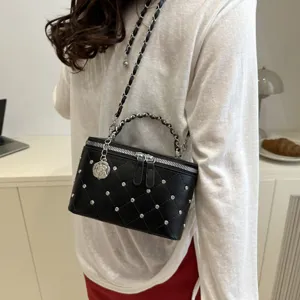 Sac bandoulière mini matelassé noir chic avec bandoulière chaîne, poignée métal et charm.