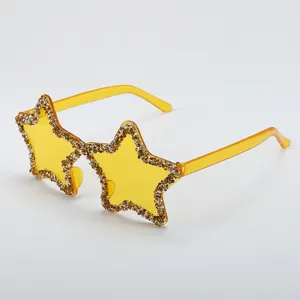 Nahaufnahme von stilvollen sternförmigen Strass-Sonnenbrillen, gelbe Party-Brille.
