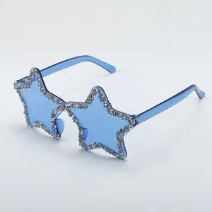 Detailansicht trendiger blauer sternförmiger Party-Sonnenbrille mit glänzenden Strasssteinen.