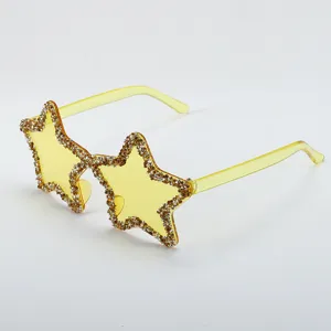Gelbe Stern Strass Sonnenbrille Detailaufnahme, ideal fuer modische Party und stylisches Outfit.