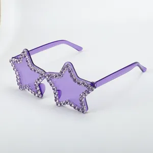 Nahaufnahme der lila Stern-Sonnenbrille mit funkelnden Strasssteinen für Party-Mode-Accessoires.