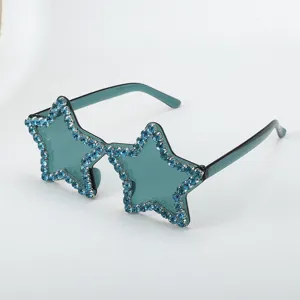 Detailansicht der blauen Strass-Stern-Sonnenbrille, glänzende Party-Brille Nahaufnahme.