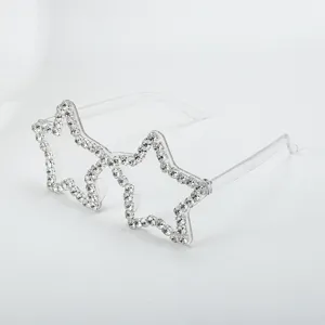 Funkelnde Strass Stern Sonnenbrille Detailansicht, glänzende Party Brille Nahaufnahme.