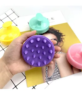 Primo piano di una spazzola in silicone viola per lavaggio capelli e massaggio