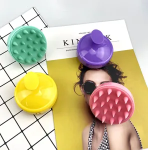 Vista dettagliata dei massaggiatori in silicone colorati con manici e setole morbide