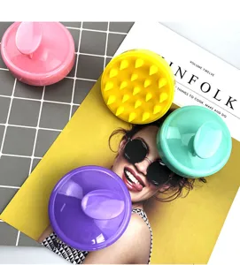 Vista dettagliata di spazzole colorate per massaggio al cuoio capelluto in silicone con manici