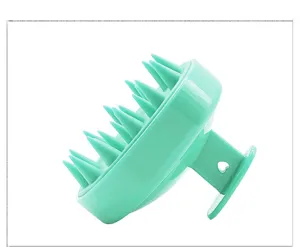 Dettaglio laterale che mostra le setole in silicone di una spazzola per capelli verde