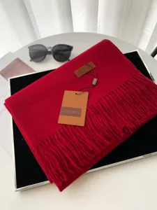 Sciarpa invernale spessa rossa tinta unita in ecocashmere con frange ed etichetta.