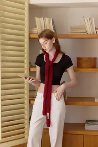 Λεπτό κόκκινο κασκόλ μοχέρ κορεατικό στιλ στενό μαλακό άνετο μοντέρνο αξεσουάρ