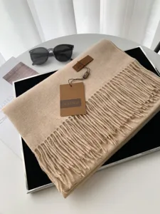 Vista dettagliata di una sciarpa spessa in ecocashmere 300g da donna per l'inverno.