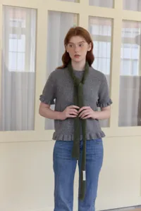 Στενό πλεκτό κασκόλ μοχέρ κορεατικού στιλ με γκρι τοπ κοντού μανικιού, λεπτομέρεια μόδας.