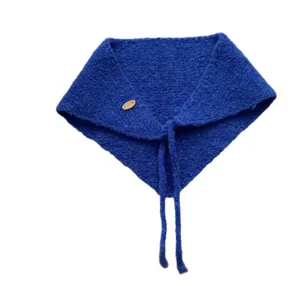 Blaues gestricktes Dreiecktuch Winter warmer kuscheliger Schal Latz mit Holzknopf Dekoration