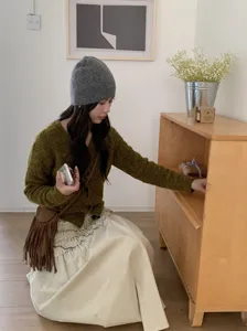 Comodo berretto slouchy in maglia grigia da donna, cappello invernale caldo e casual in morbida lana.