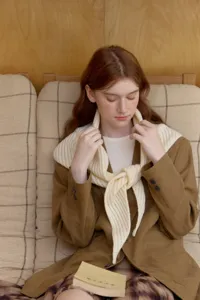 Elegante bufanda pañuelo triangular de punto invierno mujer moda acogedora beige