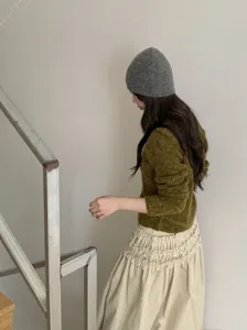 Berretto slouchy in maglia grigia da donna, dettaglio di cuffia autunno inverno.