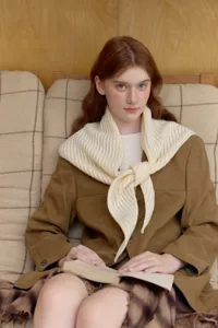 DETALLE DE PAÑUELO TRIANGULAR TEJIDO: Chal de invierno acogedor con textura de canalé.