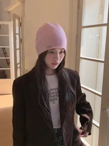 Berretto in maglia rosa da donna, morbido cappello slouchy invernale, dettaglio cappello lana.