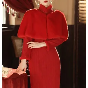 Caldo qipao rosso invernale con mantella in pelliccia sintetica, abito da banchetto elegante e cappotto.