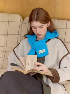 Sciarpa passamontagna in maglia blu vivace, cappuccio scaldacollo invernale caldo e comodo da donna.