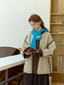 Set di sciarpa in maglia e giacca in pile invernale, stile coreano alla moda per donne.