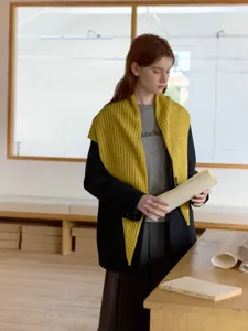 Bufanda triangular de punto acanalado amarillo, chal de invierno acogedor y elegante.