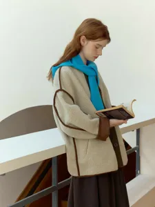Accogliente sciarpa invernale in maglia blu stile passamontagna per la moda fredda.