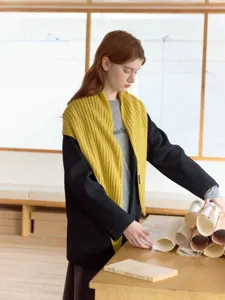 Elegante bufala chal triangular de punto amarillo otoño invierno moda cálida para mujer.