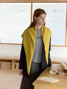 Bufanda triangular de punto liso acogedora invierno moda chal decorativo vista detalle.