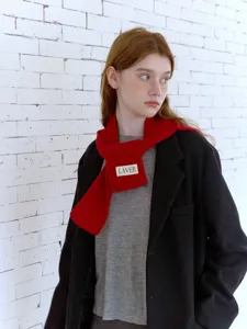 Primo piano dettagliato di sciarpa invernale in maglia rossa, texture di abbigliamento.
