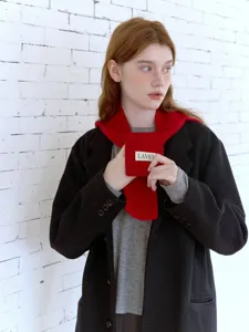 Sciarpa in maglia rossa chic inverno caldo accessorio stile morbido scaldacollo