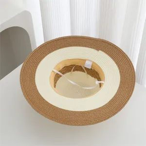 Detailaufnahme des inneren Strohhutes mit breiter Krempe aus Papiergeflecht und Windseil.