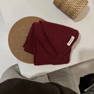 Gemütlicher dunkelroter Strick Dreieckschal Tuch mit Rippenmuster und schickem Winter Accessoire.