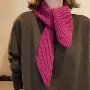Rippstrick Dreieckschal für Damen, stilvoller Winterschal und modischer weicher Halswärmer.