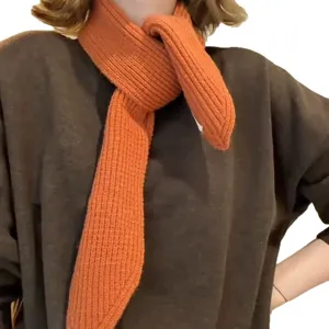 Orange Strickschal Schal für Damen, stilvolles Rippdesign, elegantes Wintermode-Accessoire.